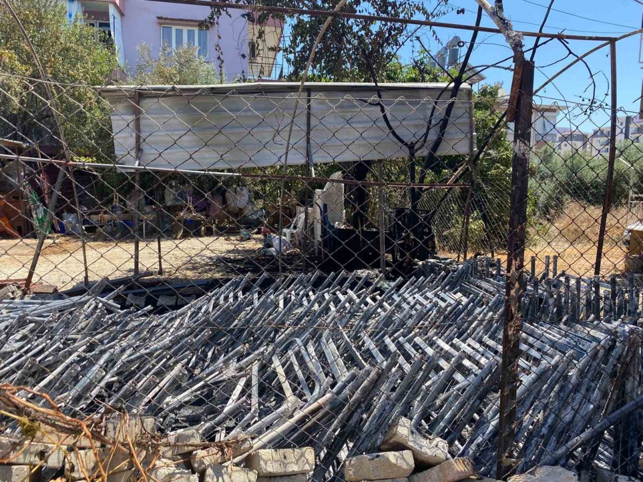 Geleceğim’ dediği masa ve sandalyeleri gözü önünde küle döndü.