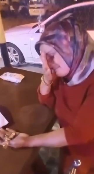 Lokantada unuttuğu 150 bin dolar ve ziynet eşyalarına kavuşunca gözyaşlarını tutamadı
