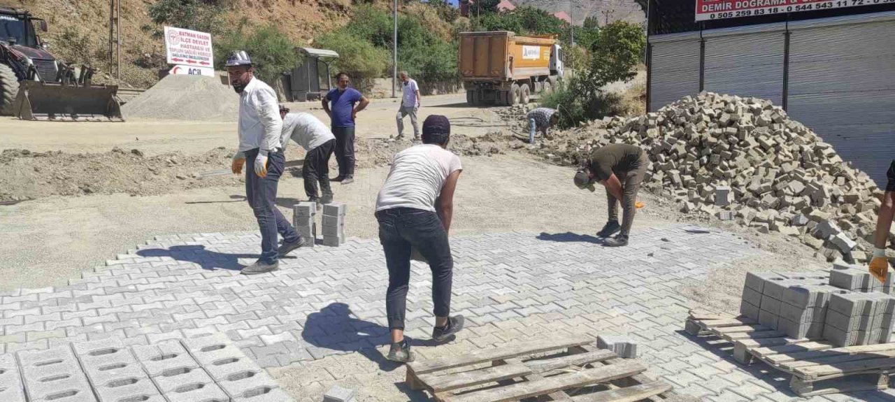 Aşırı sıcaklara rağmen güneşin altında taş döşeyerek geçimlerini sağlıyorlar