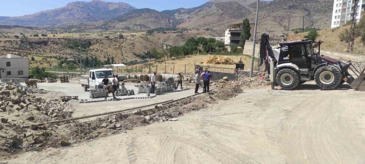 Aşırı sıcaklara rağmen güneşin altında taş döşeyerek geçimlerini sağlıyorlar