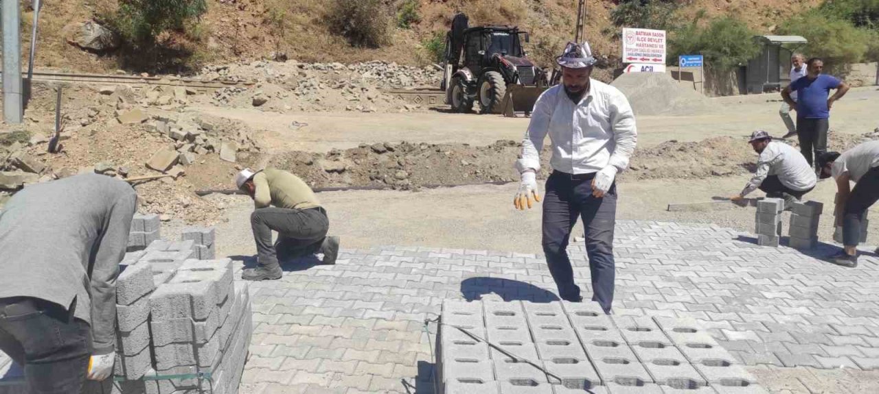 Aşırı sıcaklara rağmen güneşin altında taş döşeyerek geçimlerini sağlıyorlar