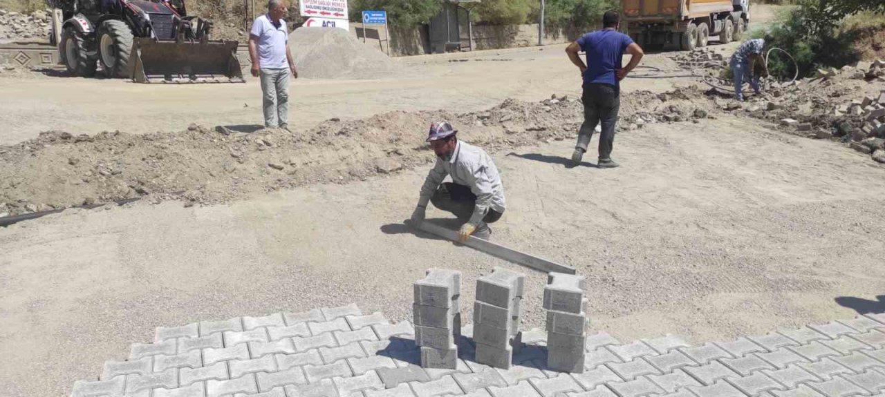 Aşırı sıcaklara rağmen güneşin altında taş döşeyerek geçimlerini sağlıyorlar