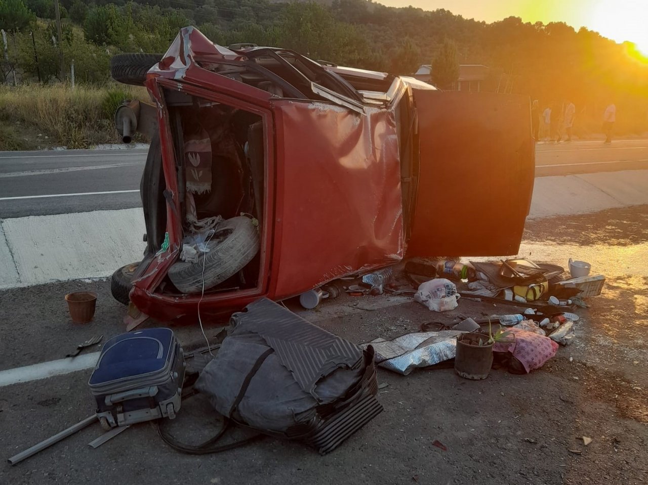 Ticari araç ile çarpışan otomobil yan yattı: 5 yaralı