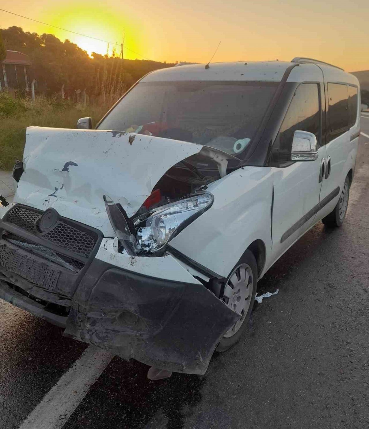 Ticari araç ile çarpışan otomobil yan yattı: 5 yaralı