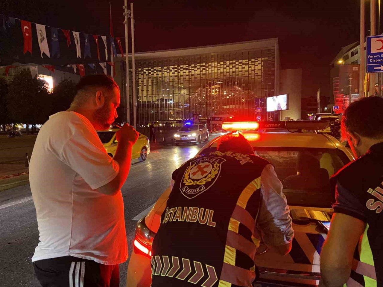 Beyoğlu’nda ticari taksilere yönelik uyuşturucu madde ve alkol denetimi