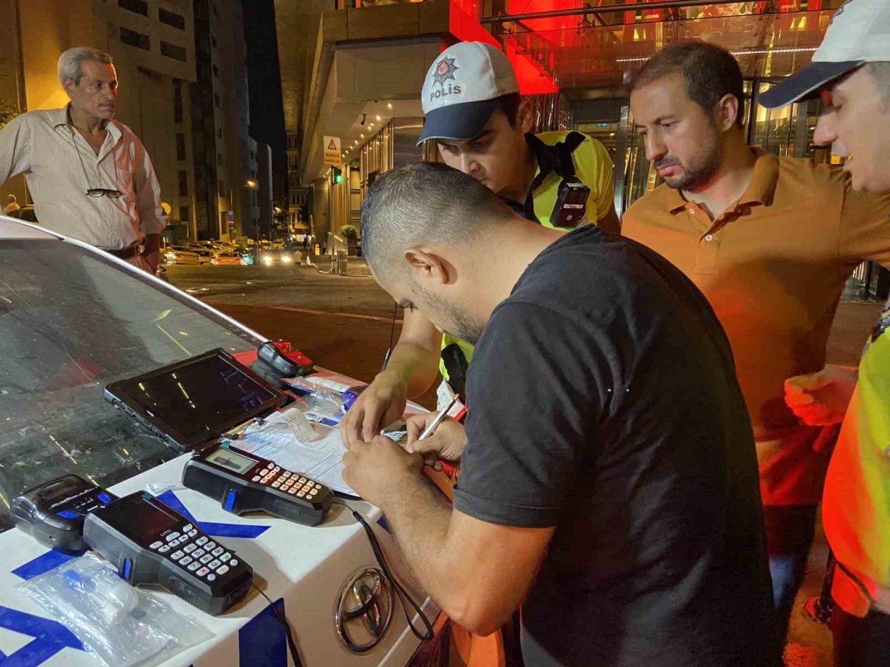 Beyoğlu’nda ticari taksilere yönelik uyuşturucu madde ve alkol denetimi