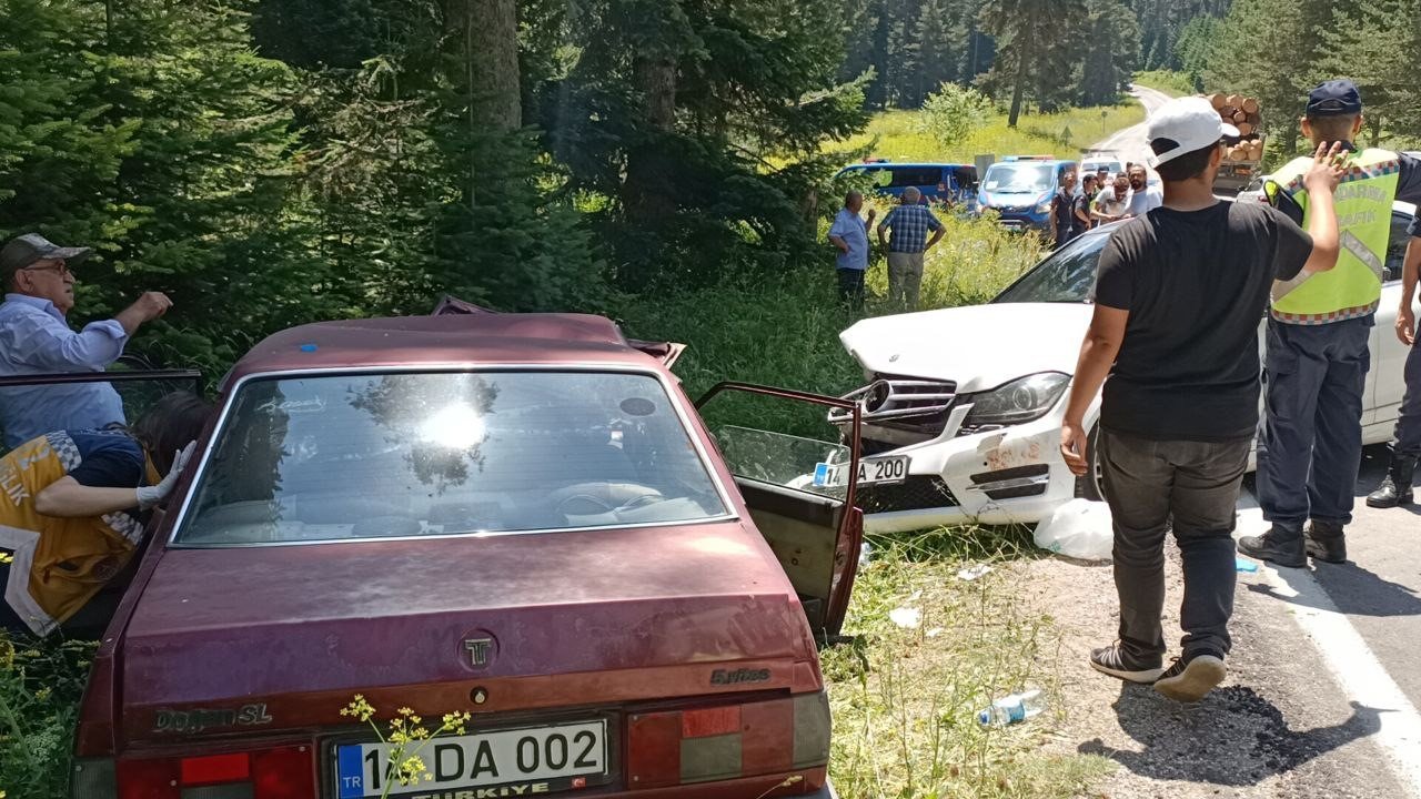 Bolu’da ormanda çilek toplamak için park edilen araç kazaya sebep oldu: 2 yaralı