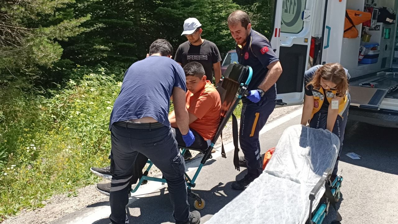 Bolu’da ormanda çilek toplamak için park edilen araç kazaya sebep oldu: 2 yaralı