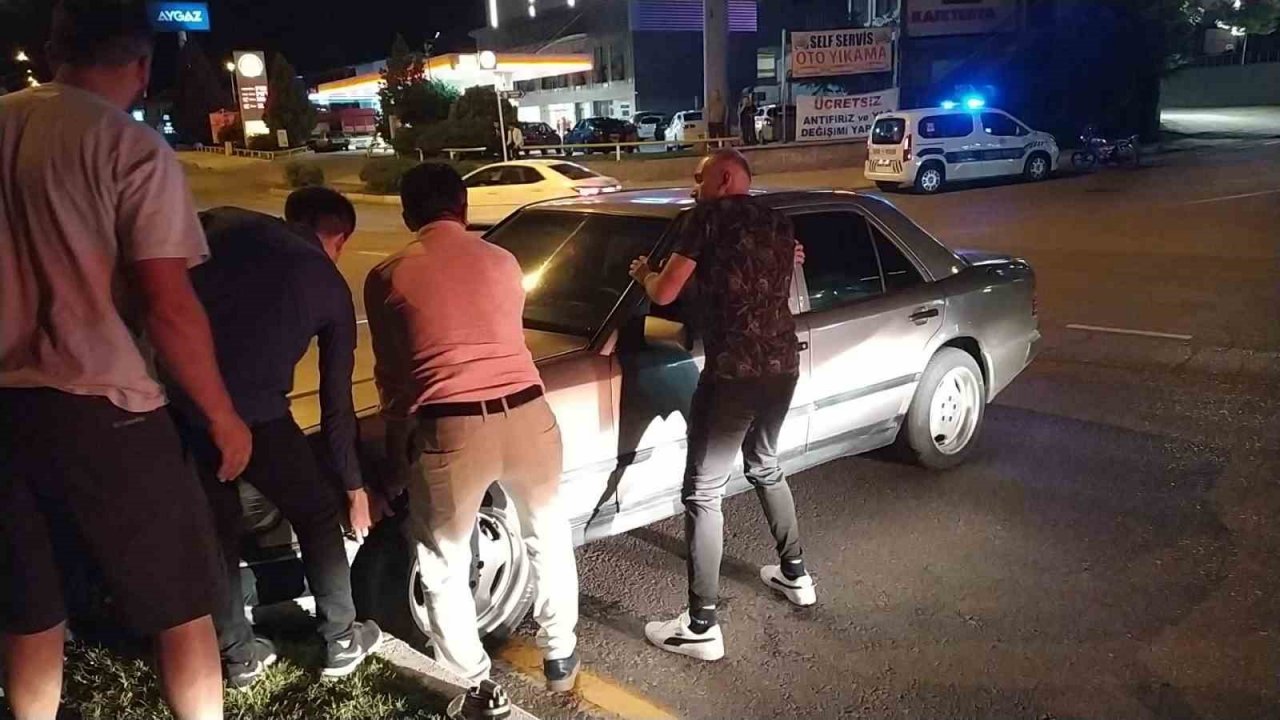 El freni çekilmeyen otomobil refüje çıktı