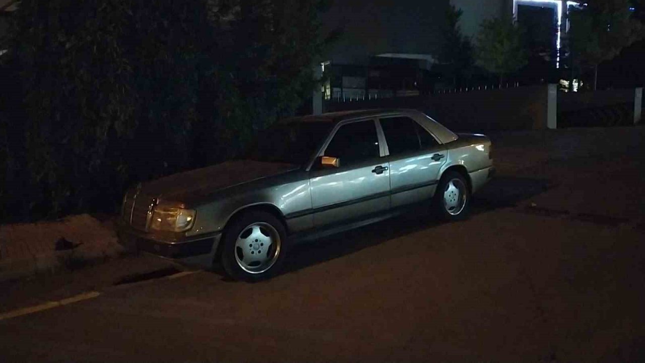 El freni çekilmeyen otomobil refüje çıktı