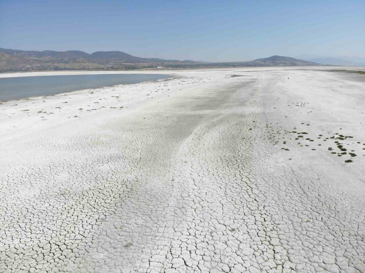 Kuraklıkla boğuşan Burdur Gölü son elli yılda üçte birini kaybetti