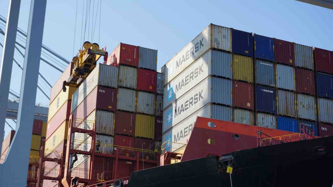 Dev konteyner gemisi İzmit Körfezi’ne demir attı