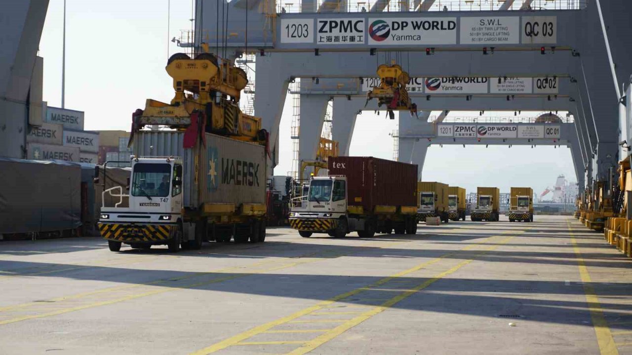 Dev konteyner gemisi İzmit Körfezi’ne demir attı