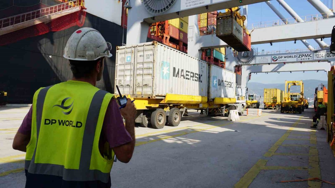 Dev konteyner gemisi İzmit Körfezi’ne demir attı