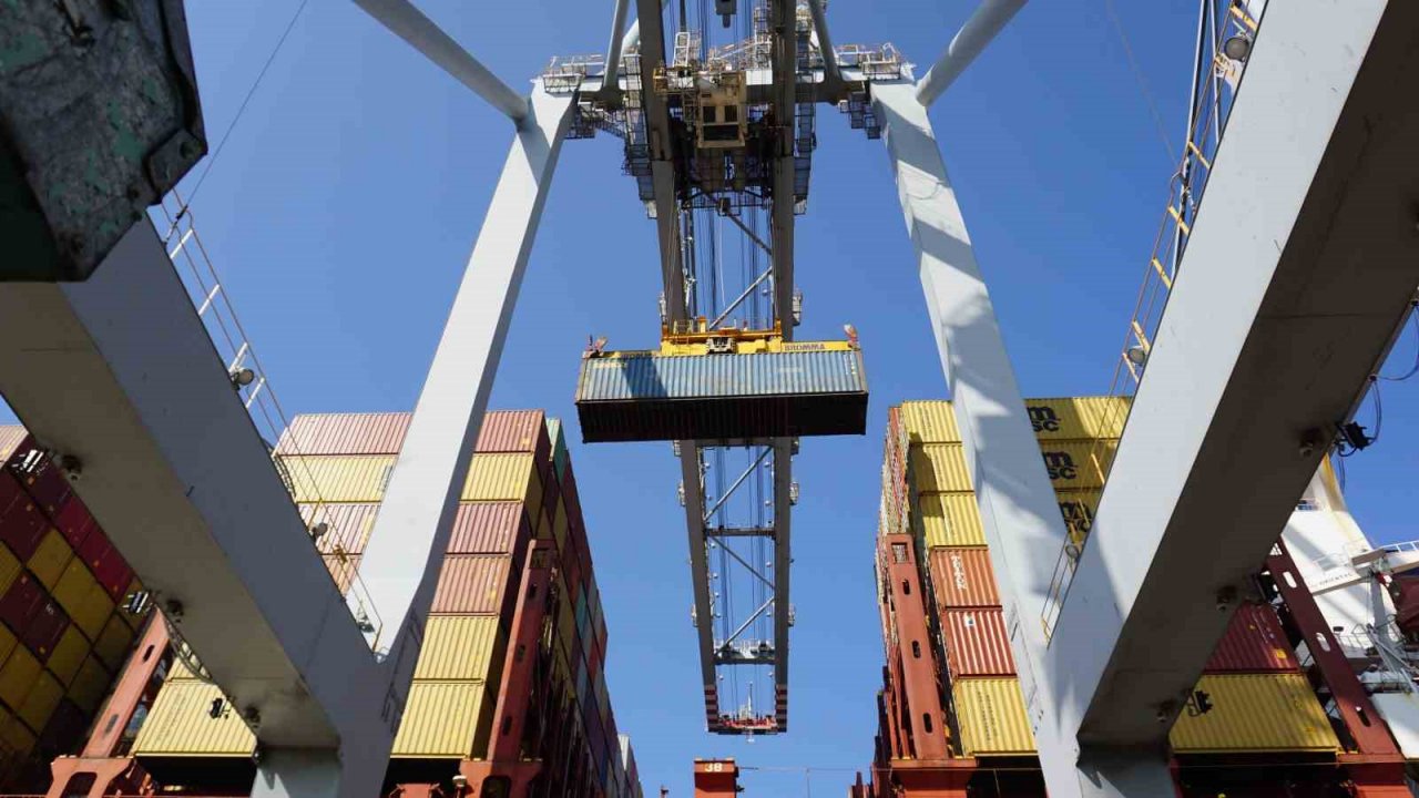 Dev konteyner gemisi İzmit Körfezi’ne demir attı