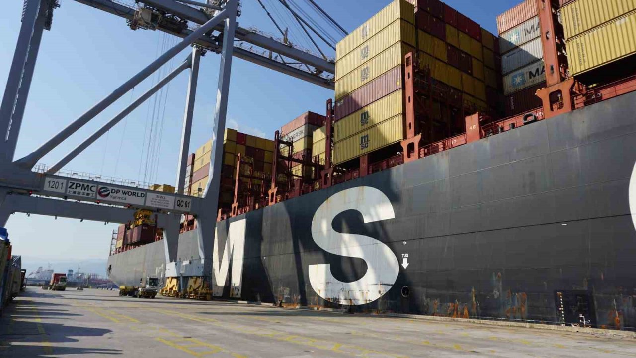 Dev konteyner gemisi İzmit Körfezi’ne demir attı