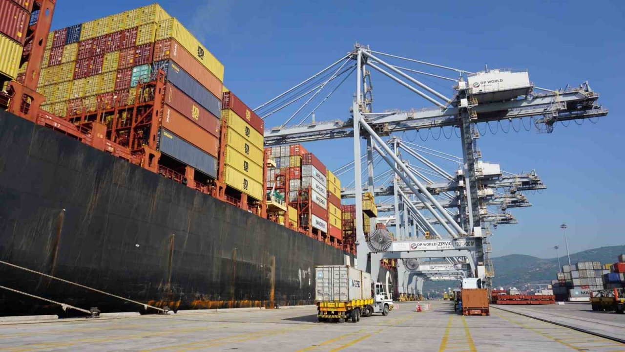 Dev konteyner gemisi İzmit Körfezi’ne demir attı