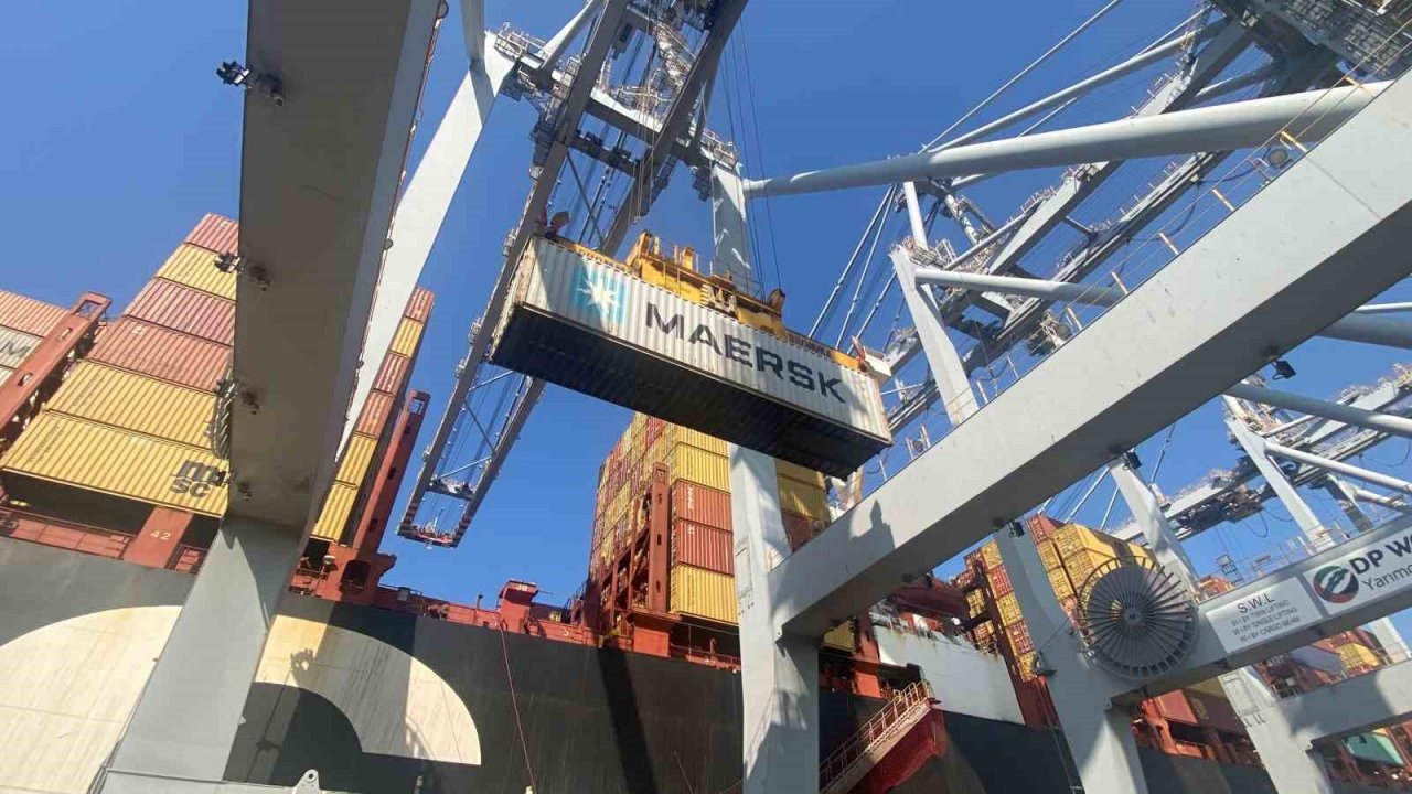 Dev konteyner gemisi İzmit Körfezi’ne demir attı