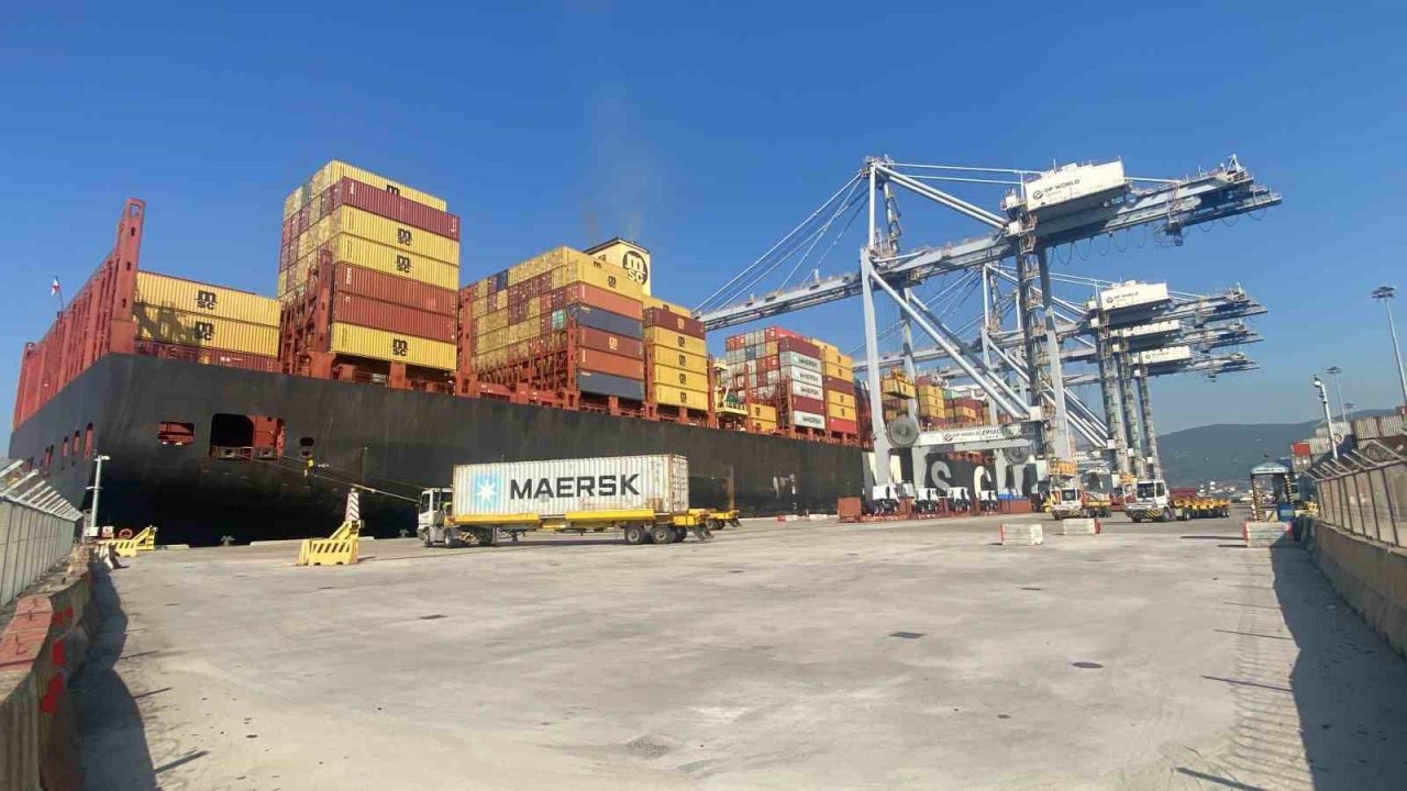 Dev konteyner gemisi İzmit Körfezi’ne demir attı