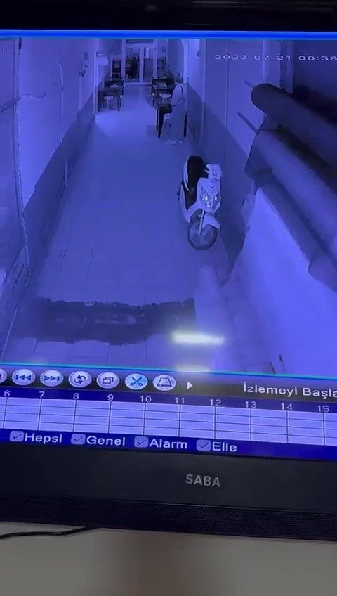 Hırsızın rahat tavırları dikkat çekti