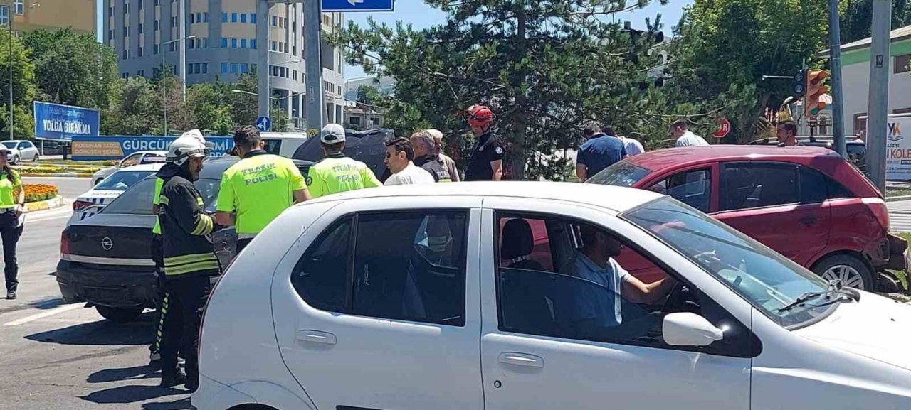 Kavşakta feci kaza: 6 yaralı