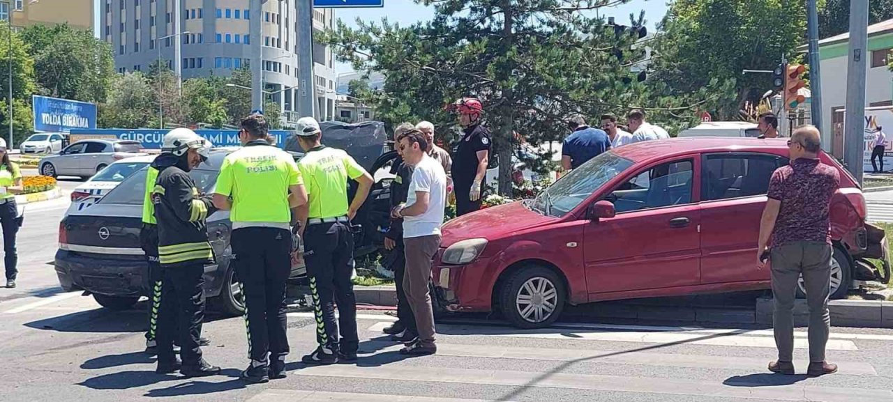 Kavşakta feci kaza: 6 yaralı