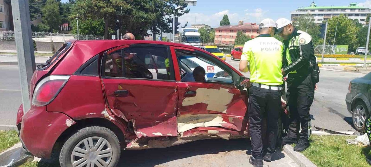 Kavşakta feci kaza: 6 yaralı