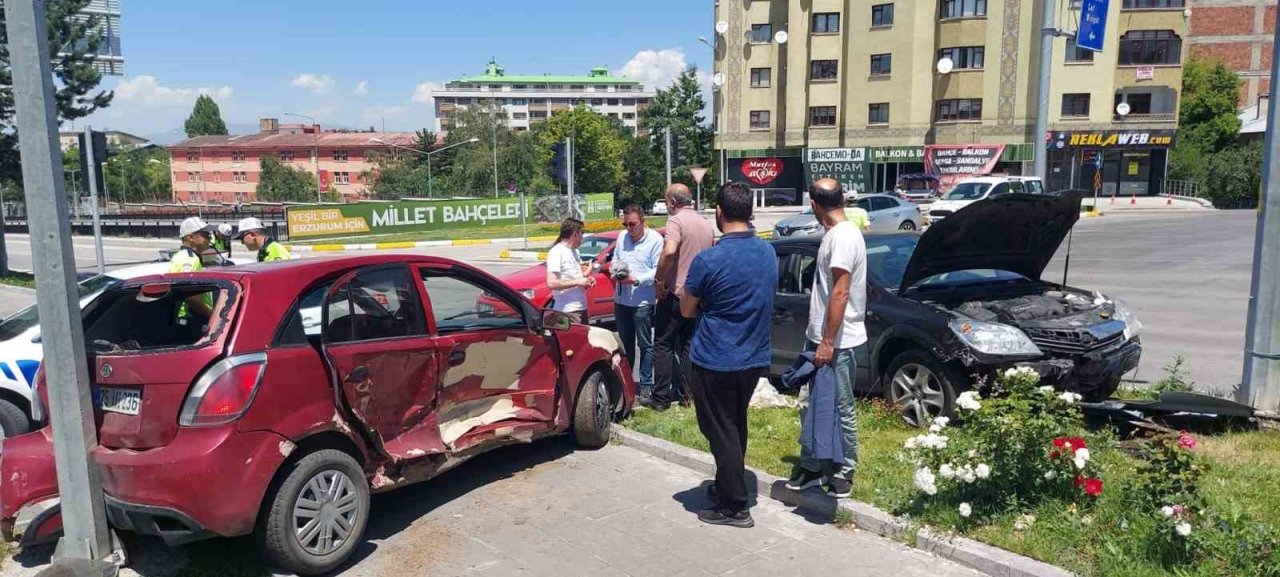 Kavşakta feci kaza: 6 yaralı