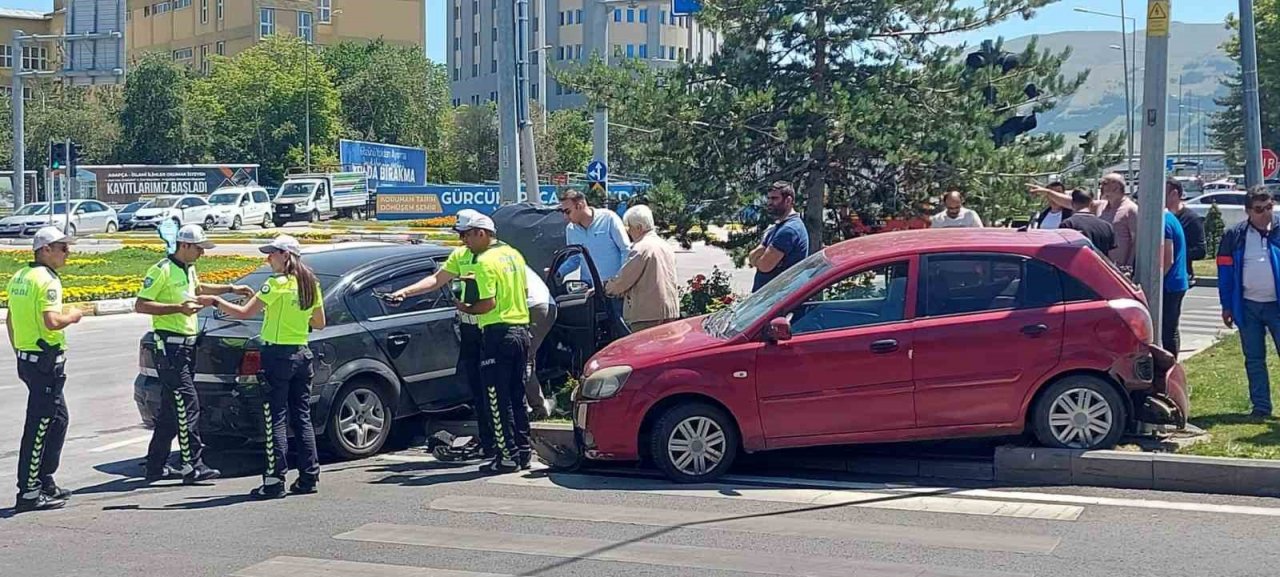 Kavşakta feci kaza: 6 yaralı