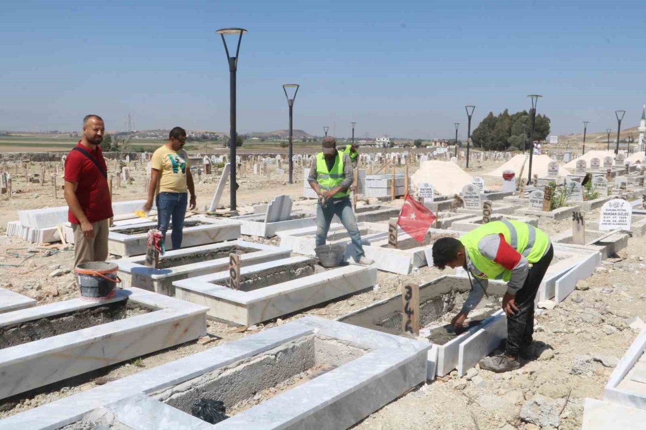 Deprem mezarlığında 100 kabirde kimlik belirleme çalışması sürüyor