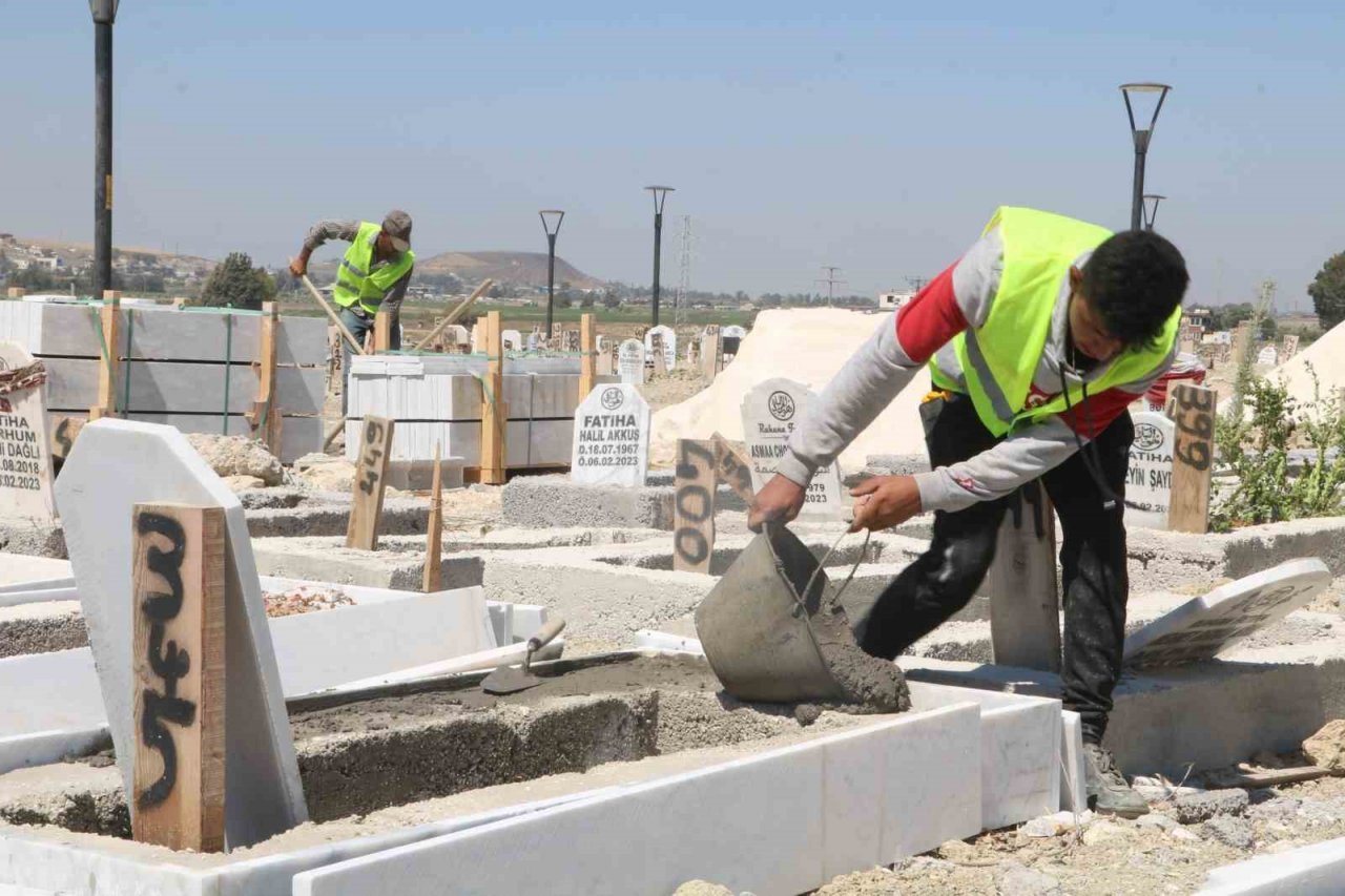 Deprem mezarlığında 100 kabirde kimlik belirleme çalışması sürüyor