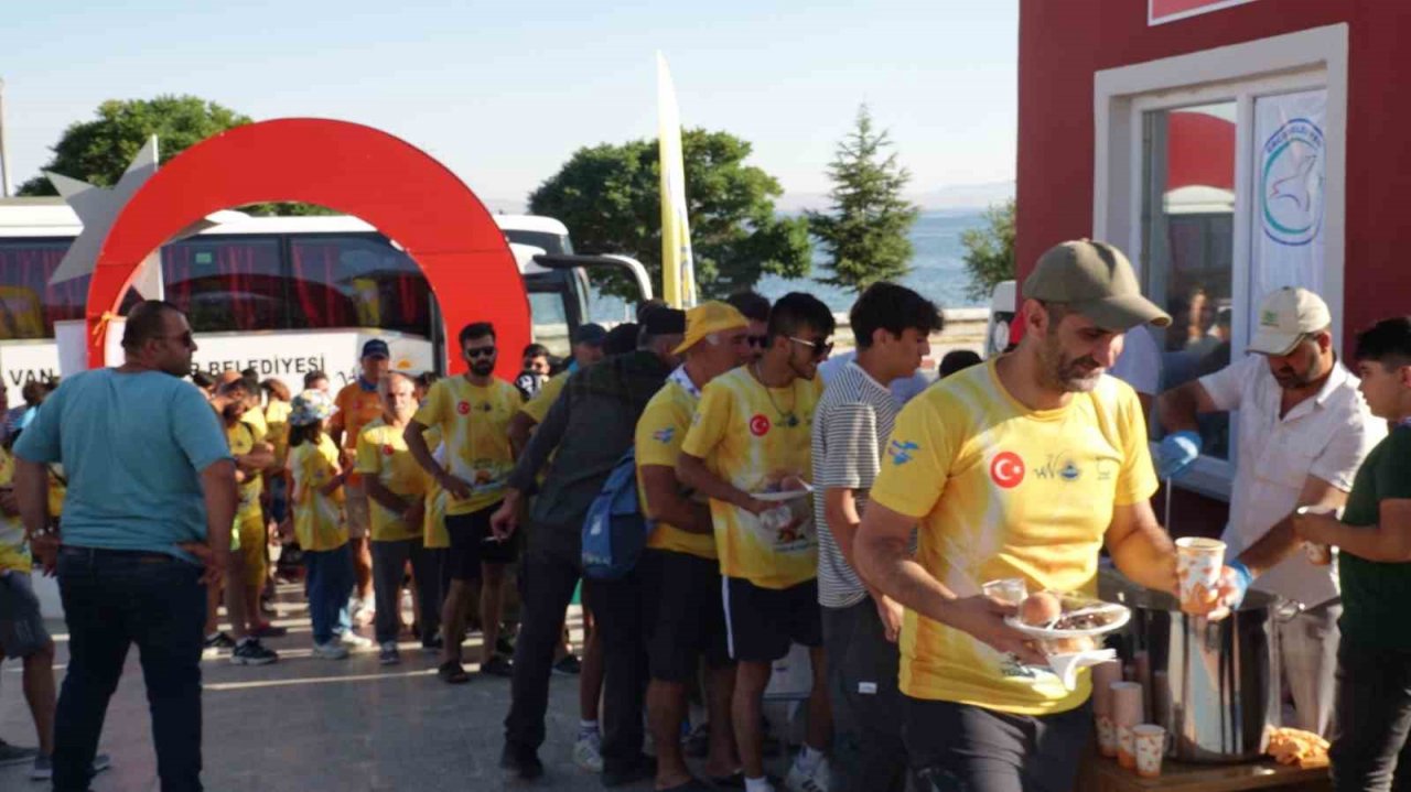 Aktivistlerden Van Gölü Kirlenmesin mavi kalsın Erciş il olsun sloganı