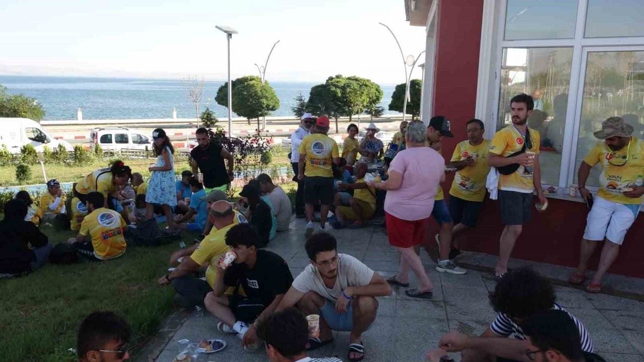 Aktivistlerden Van Gölü Kirlenmesin mavi kalsın Erciş il olsun sloganı