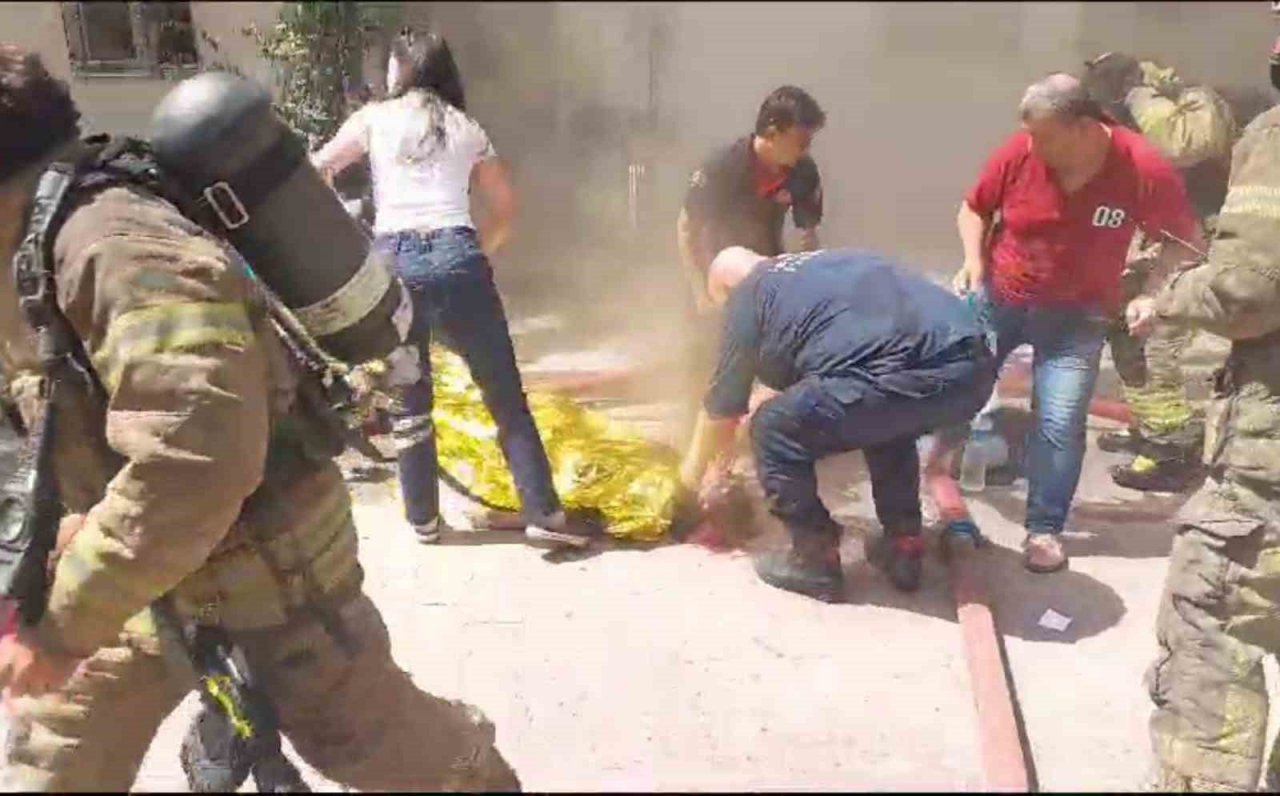 Kağıthane’de prizden çıkan yangında 1’i çocuk 7 kişi dumandan etkilendi