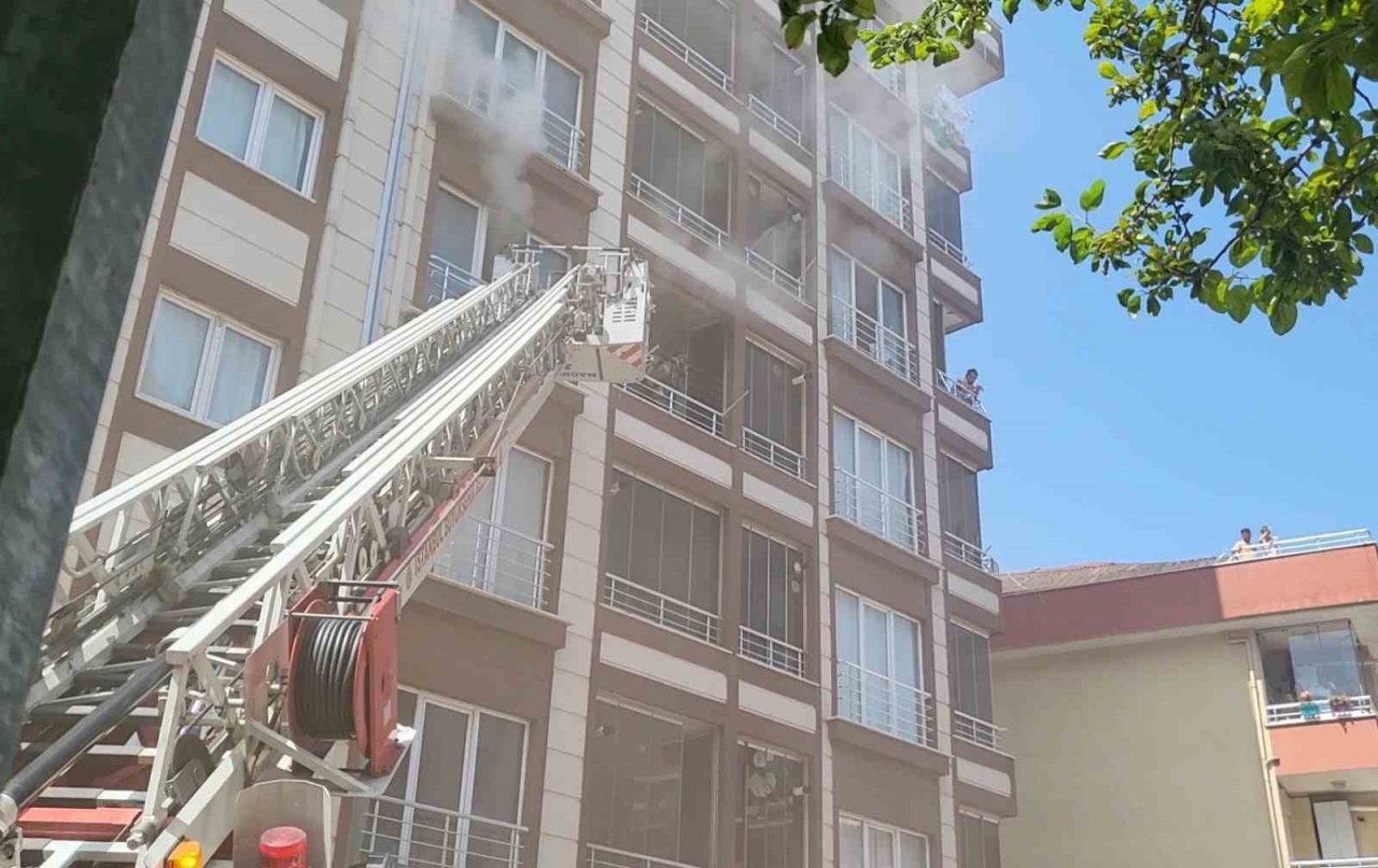 Kağıthane’de prizden çıkan yangında 1’i çocuk 7 kişi dumandan etkilendi