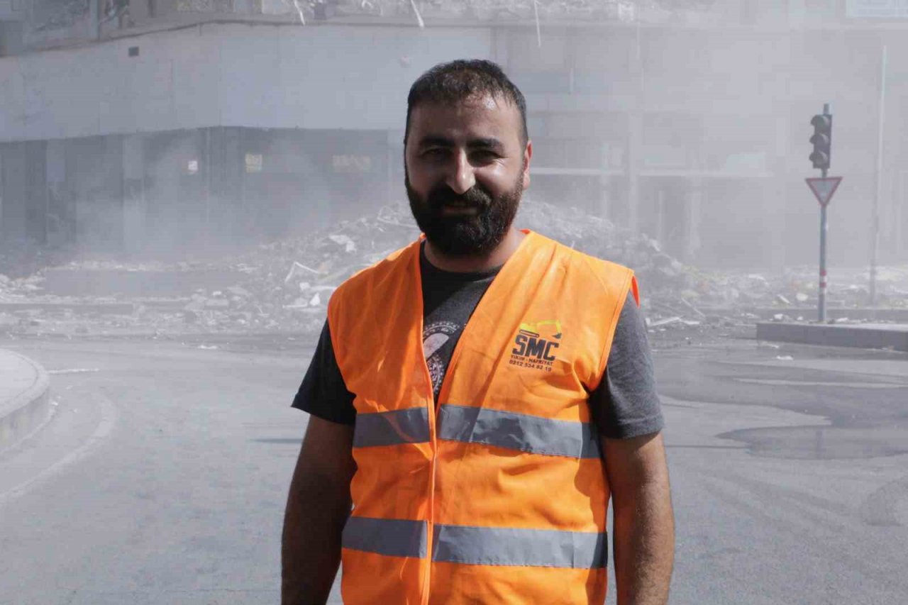 Ağır hasarlı binanın yıkımında polis ve operatörün bayrak hassasiyeti