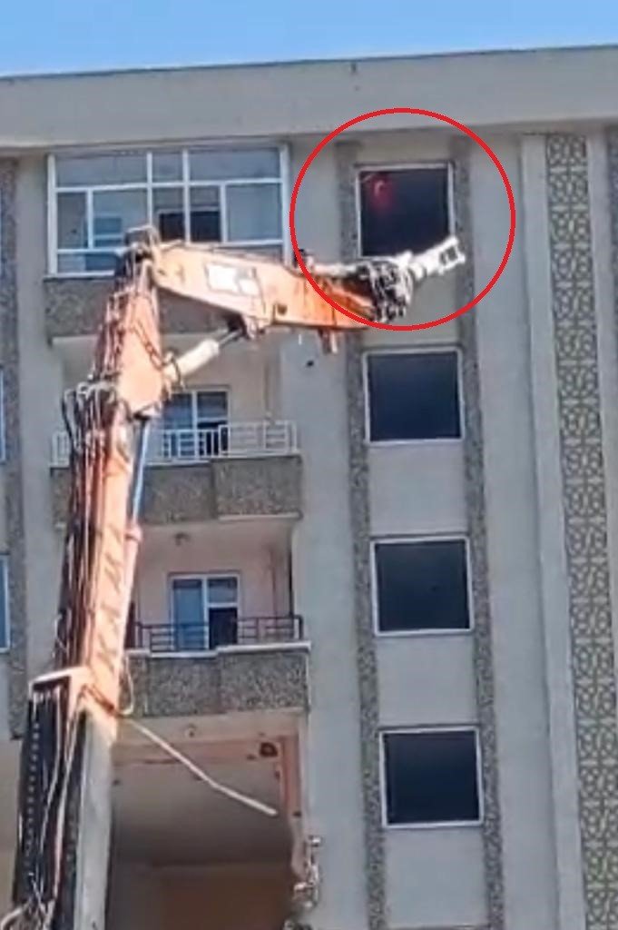 Ağır hasarlı binanın yıkımında polis ve operatörün bayrak hassasiyeti