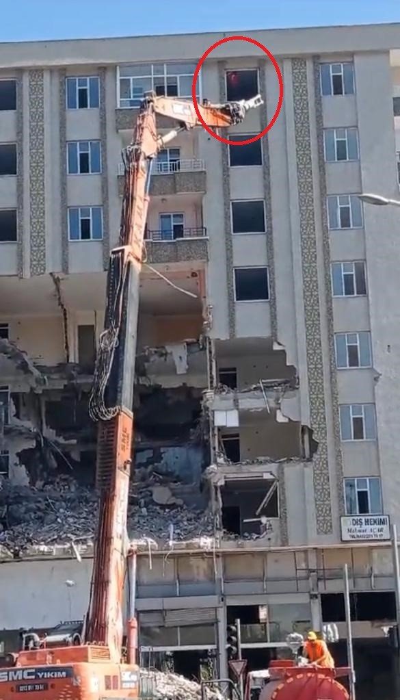 Ağır hasarlı binanın yıkımında polis ve operatörün bayrak hassasiyeti