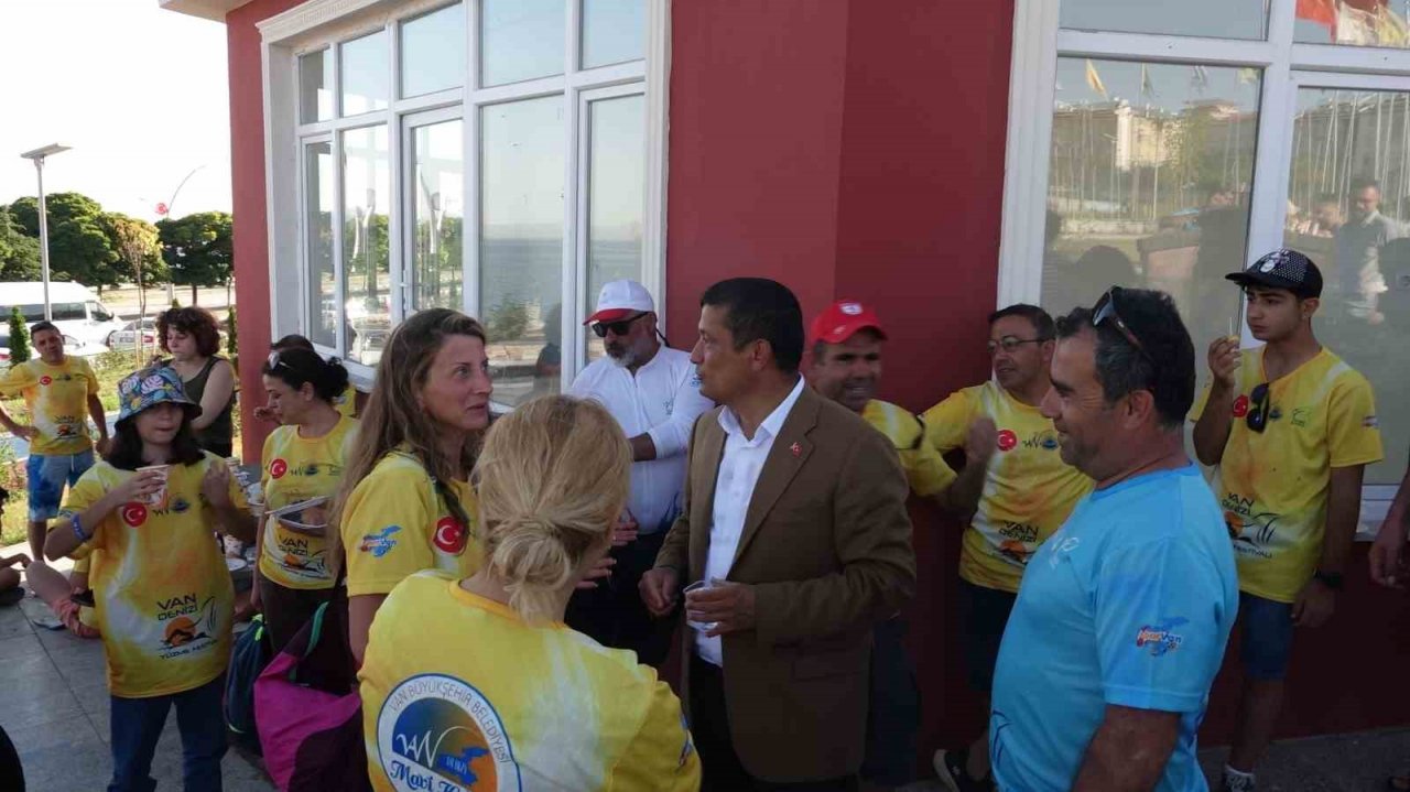 Aktivistlerden Van Gölü Kirlenmesin mavi kalsın Erciş il olsun sloganı