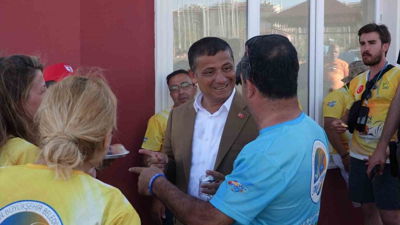 Aktivistlerden Van Gölü Kirlenmesin mavi kalsın Erciş il olsun sloganı