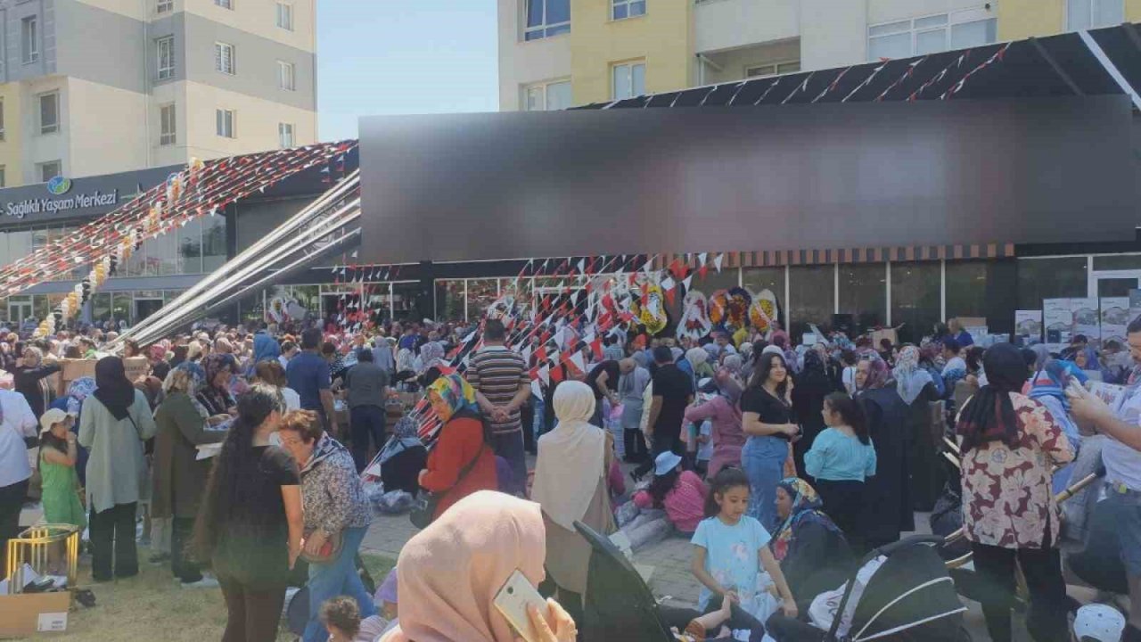 İndirimli ev eşyası satan mağazada izdiham