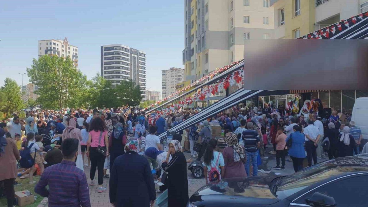 İndirimli ev eşyası satan mağazada izdiham