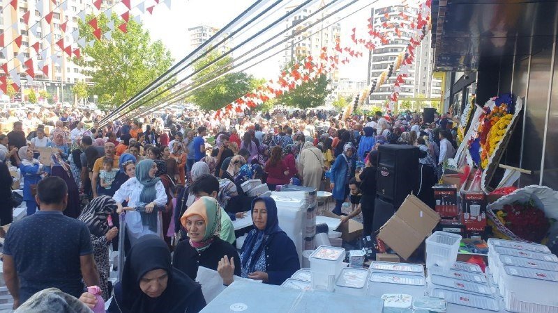 İndirimli ev eşyası satan mağazada izdiham