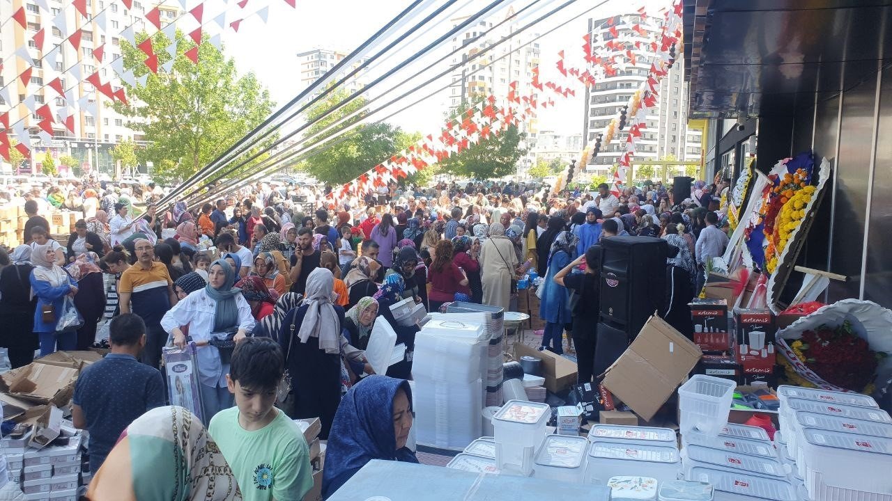 İndirimli ev eşyası satan mağazada izdiham