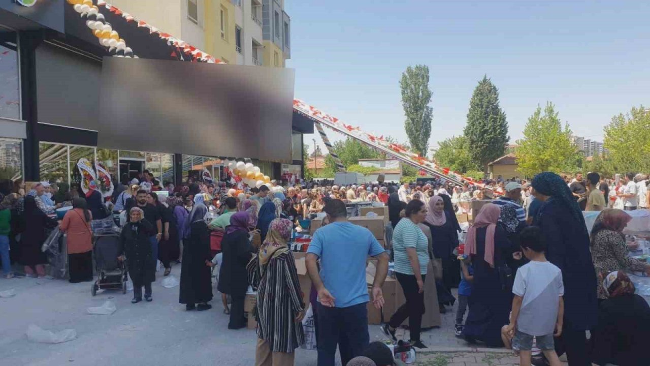 İndirimli ev eşyası satan mağazada izdiham