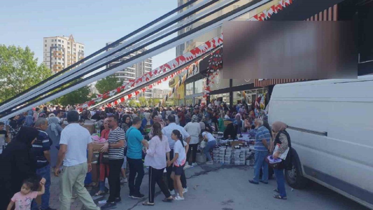 İndirimli ev eşyası satan mağazada izdiham