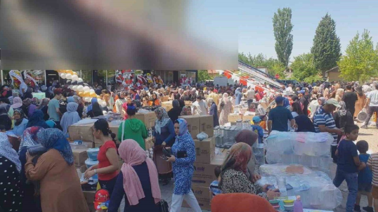 İndirimli ev eşyası satan mağazada izdiham