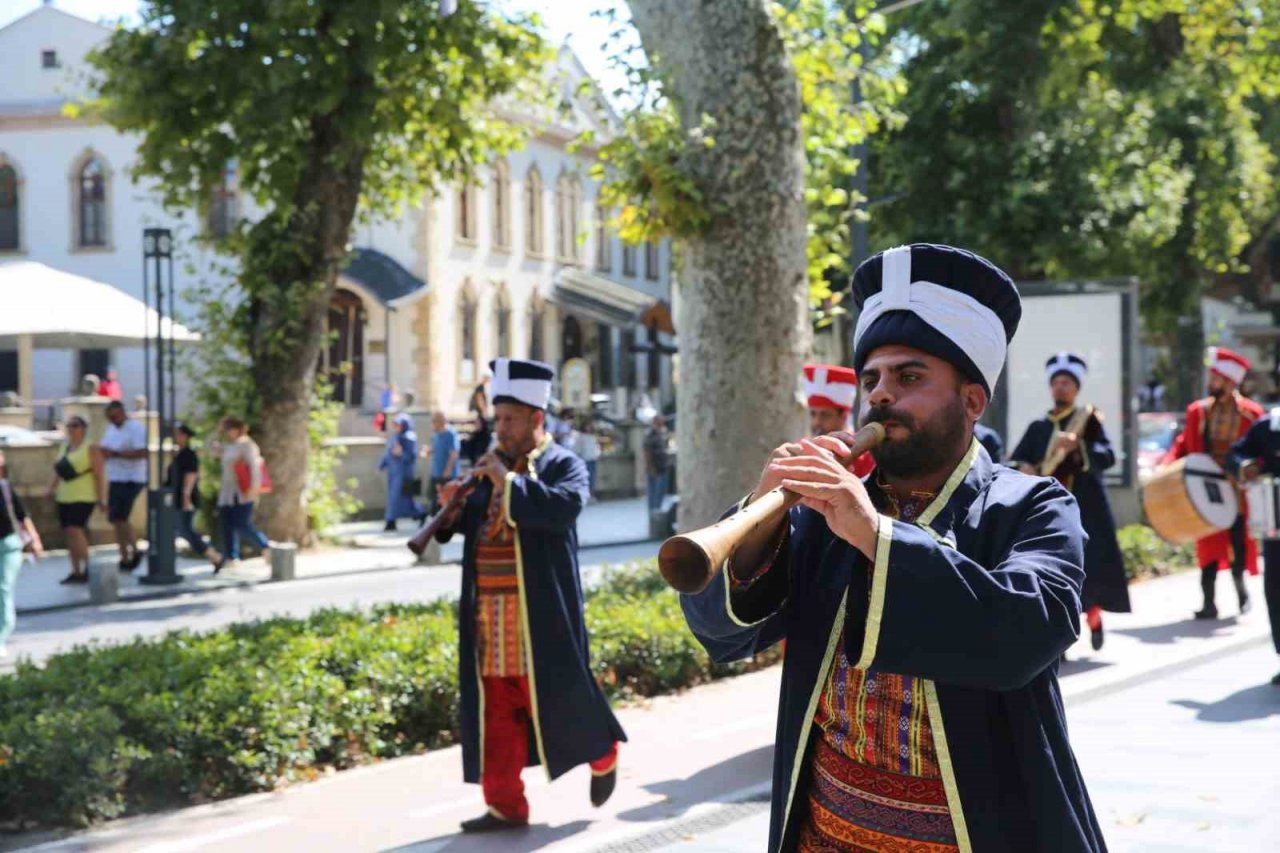 Mehter takımı İzmitlileri marşlarla selamladı