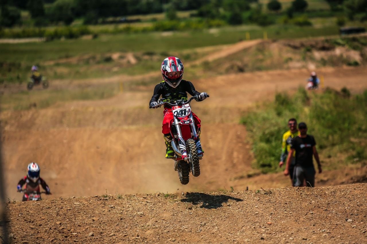Babasını örnek aldı, 7 yaşında motokrosçu oldu
