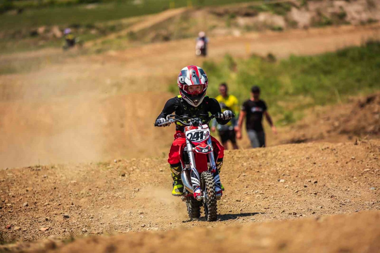 Babasını örnek aldı, 7 yaşında motokrosçu oldu